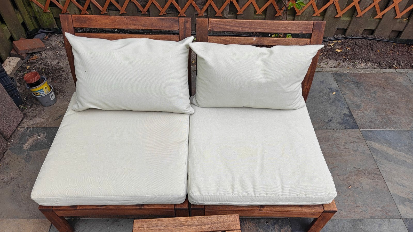 Houten loungeset met kussens en bijzettafel, Tuin en Terras, Tuinsets en Loungesets, 2 zitplaatsen, Gebruikt, Bijzettafel, Ophalen of Verzenden