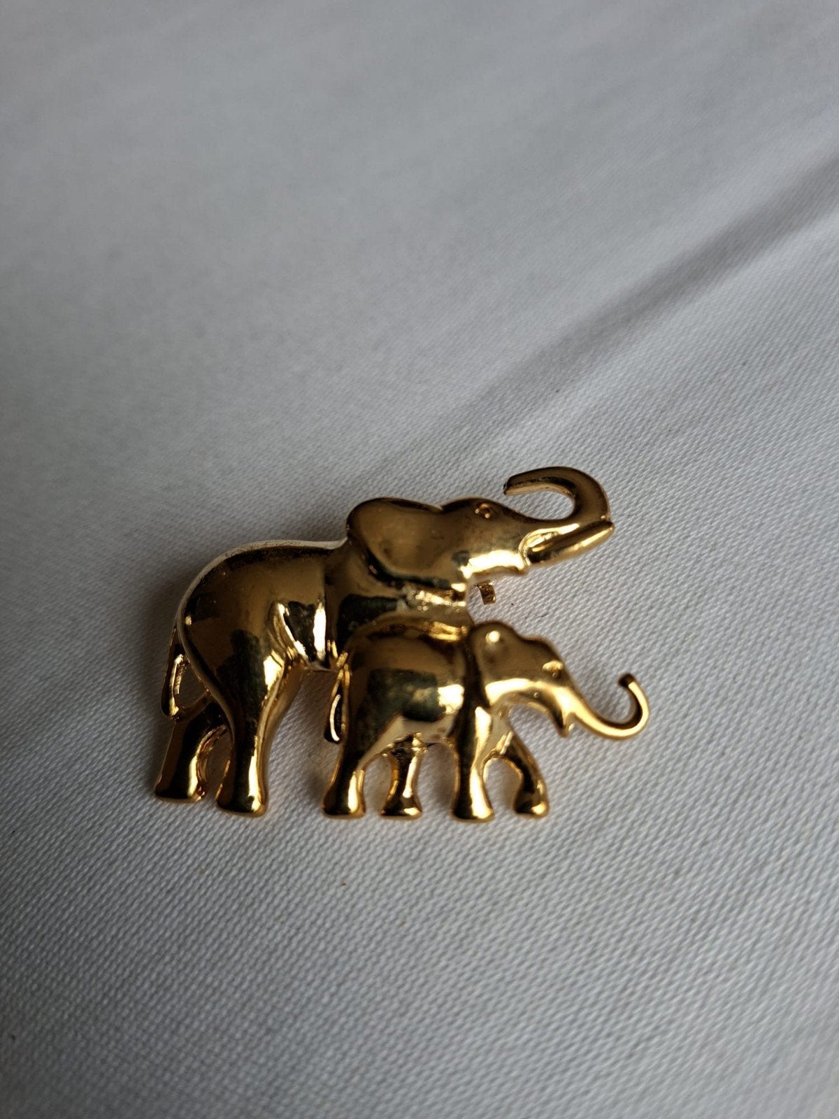 Broche met olifanten, Sieraden, Tassen en Uiterlijk, Broches, Ophalen of Verzenden, Goud, Overige materialen