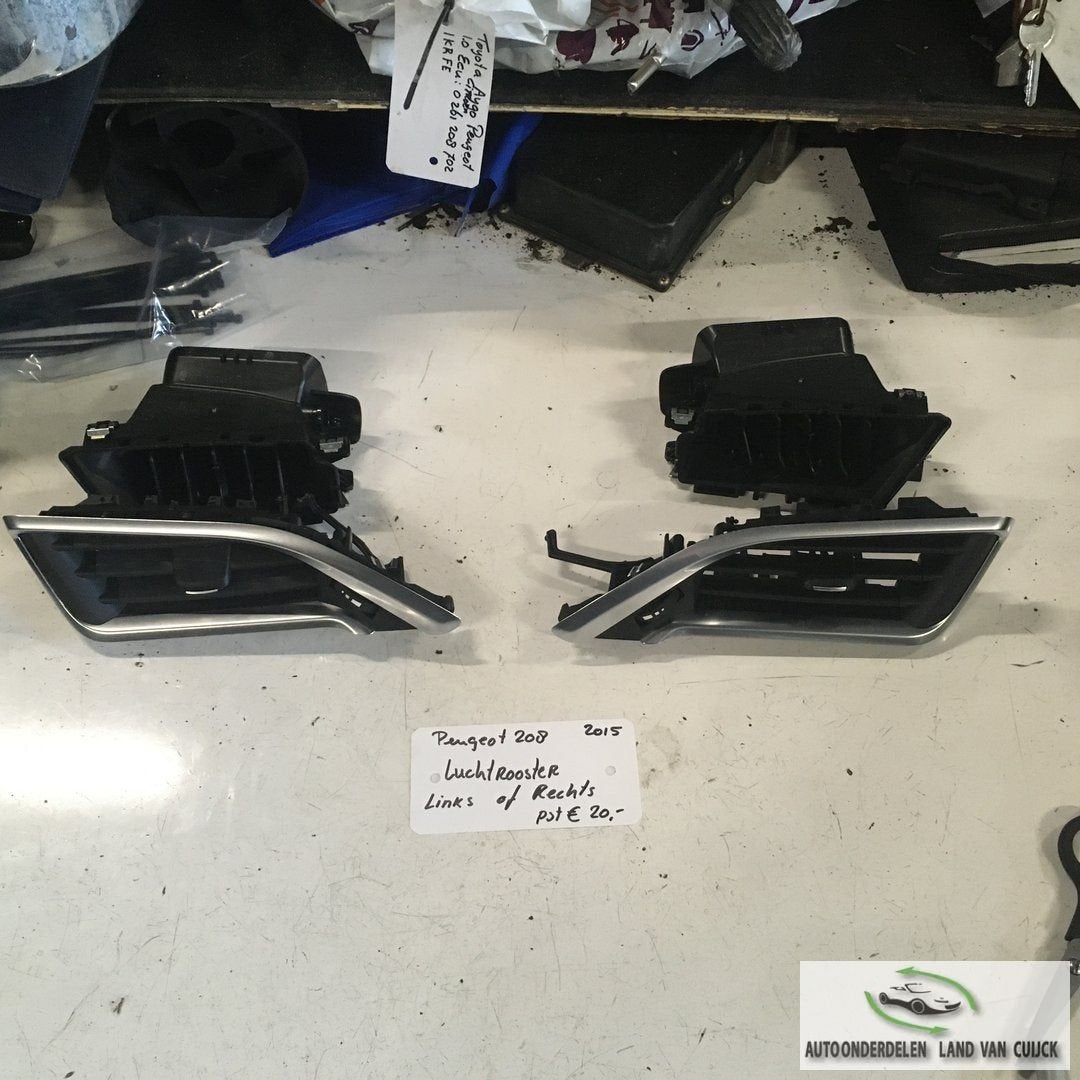 Peugeot 208 1.2 3 cil 5bak 5drs 2015 Luchtrooster Zijkant Li, Gebruikt, -, -, Ophalen of Verzenden