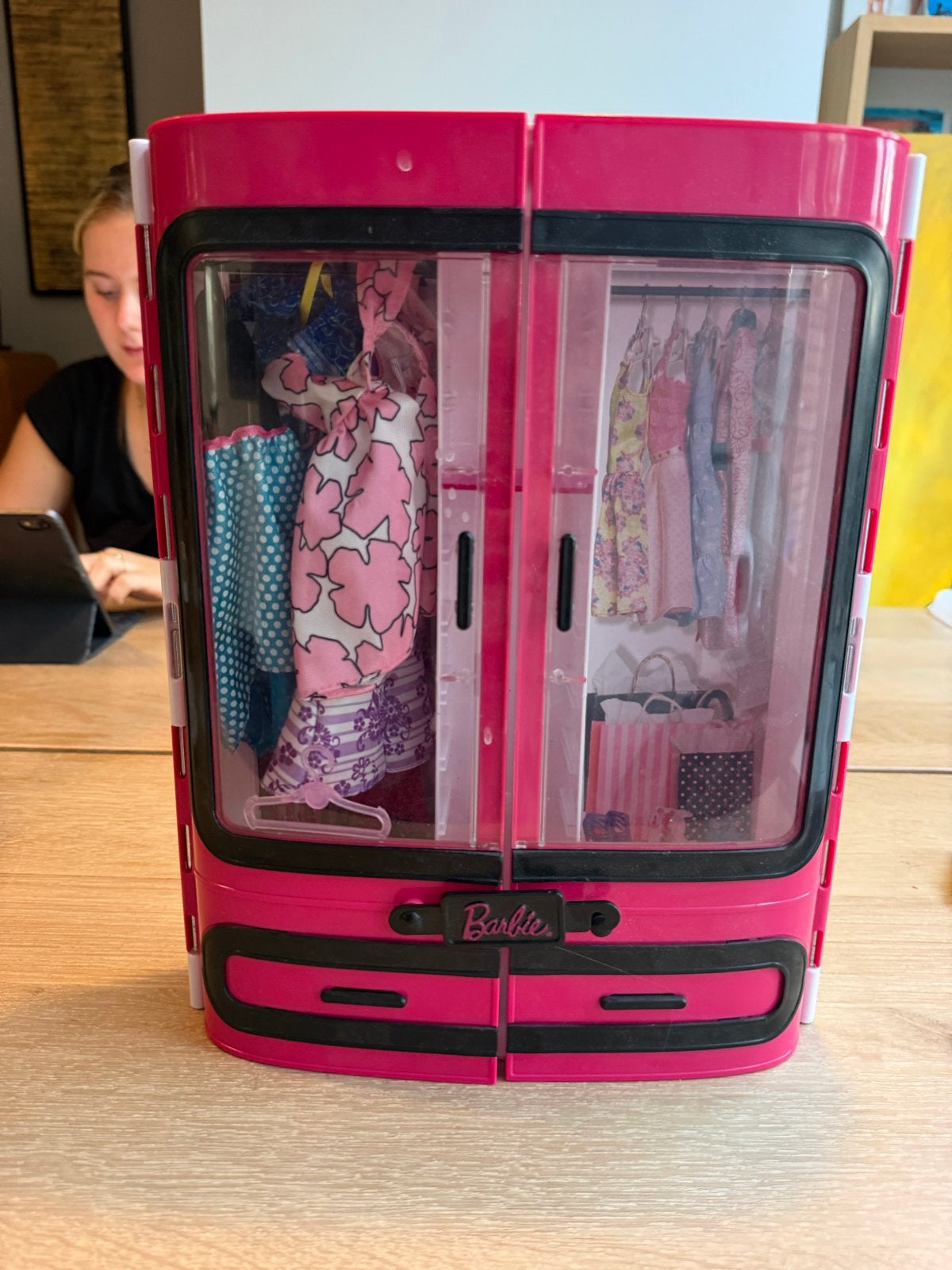 Barbie Kledingkast met Kleding en Accessoires, Kinderen en Baby's, Ophalen of Verzenden, Gebruikt, Barbie