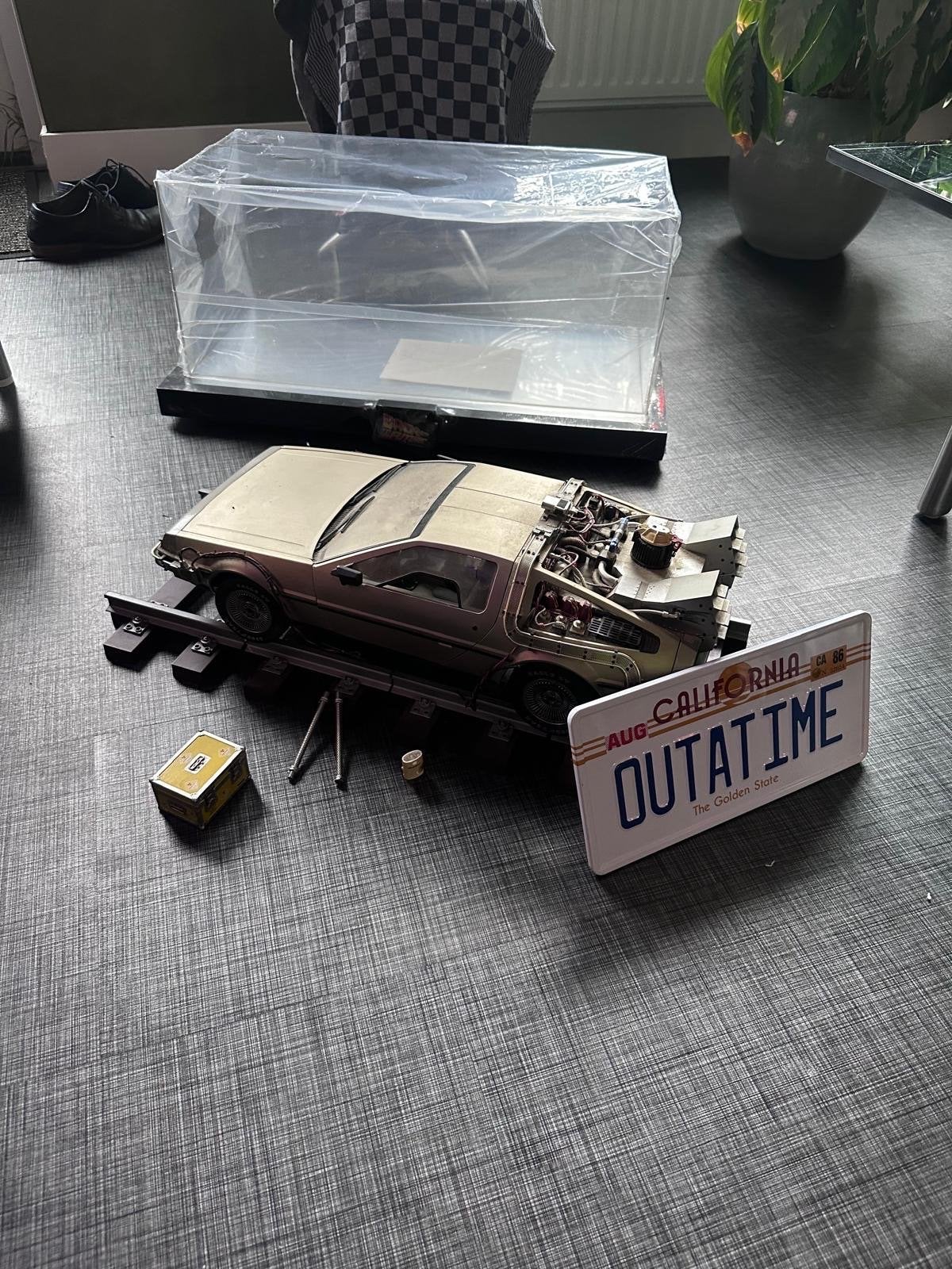 Delorean Back to the Future model met display, Auto, 1:32 tot 1:50, Zo goed als nieuw, Ophalen