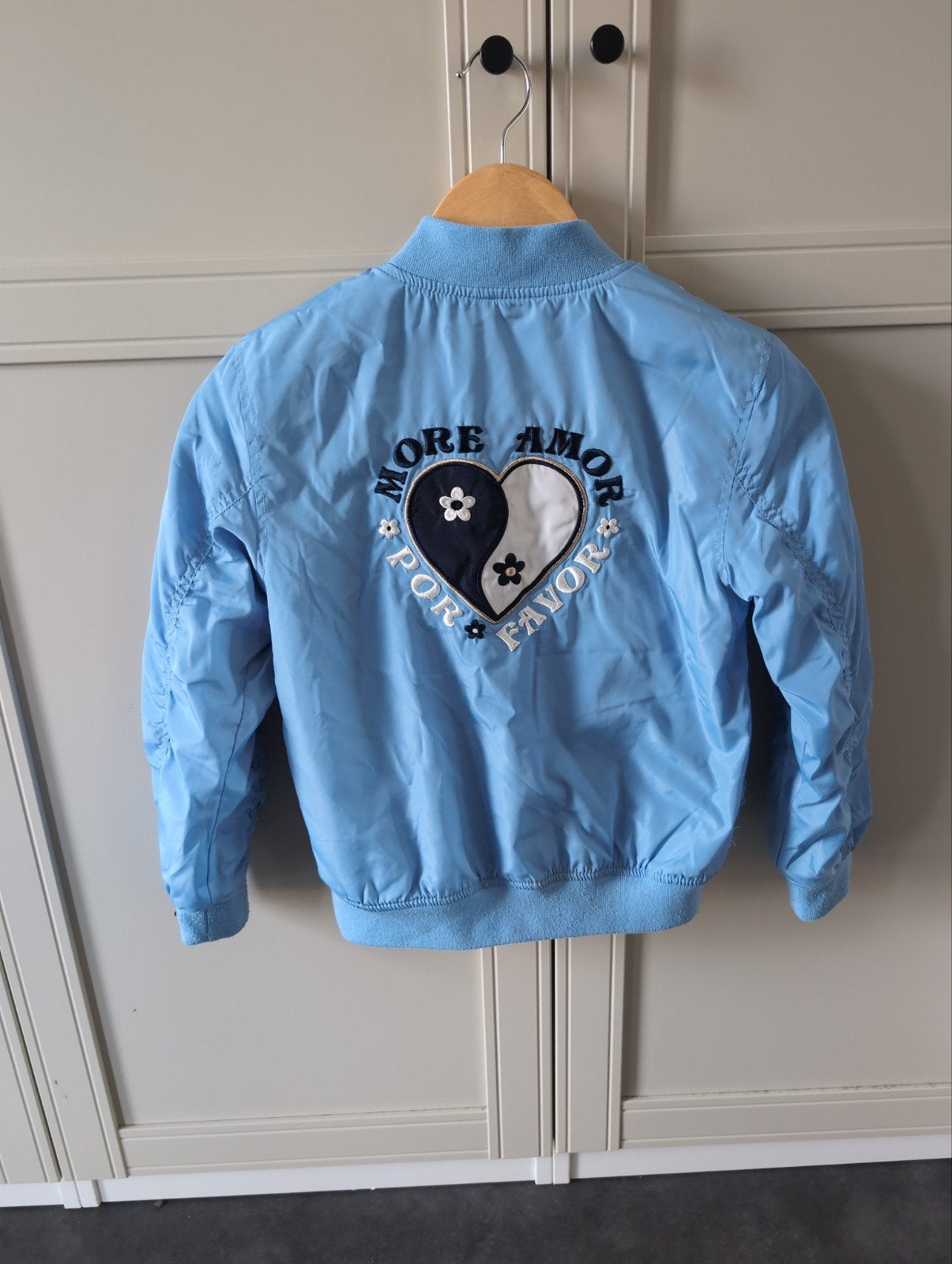 Lichtblauwe bomberjack met hartprint 134/140, Ophalen, Gebruikt, Onbekend, Jongen of Meisje