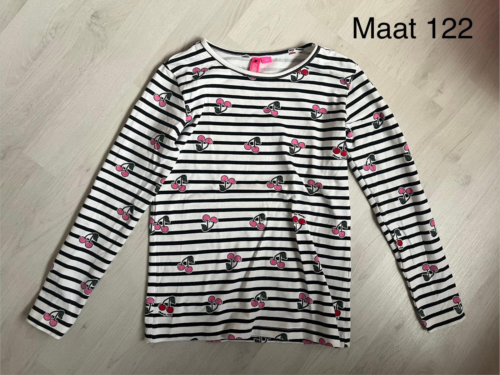 Zwart-wit gestreept shirtje met kersen, maat 122., Kinderen en Baby's, Ophalen of Verzenden, Zo goed als nieuw, Meisje, Shirt of Longsleeve