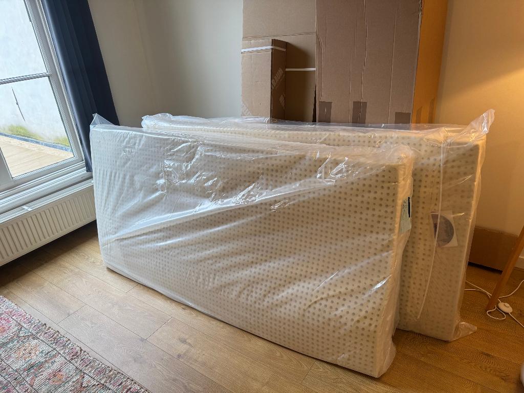 Selling Still-Packaged Morpheus Mattress + Wood Bedframe, Ophalen, Bruin, Overige maten, 200 cm
