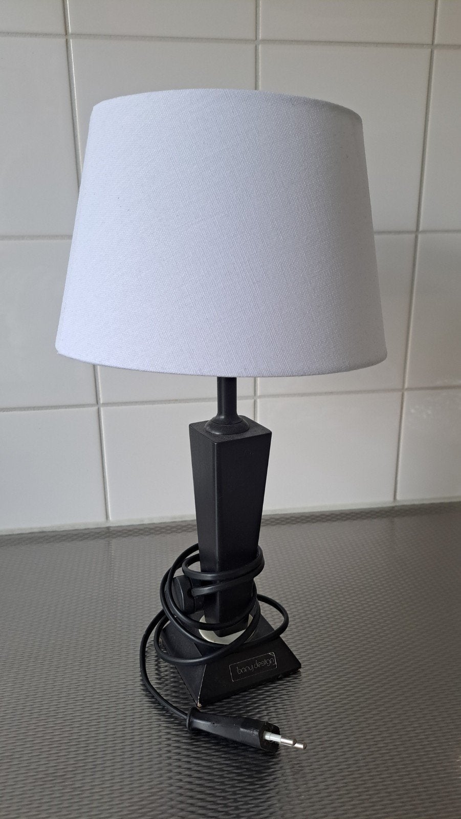 Lampje (boni design) met zwarte poot en wit kapje, Ophalen