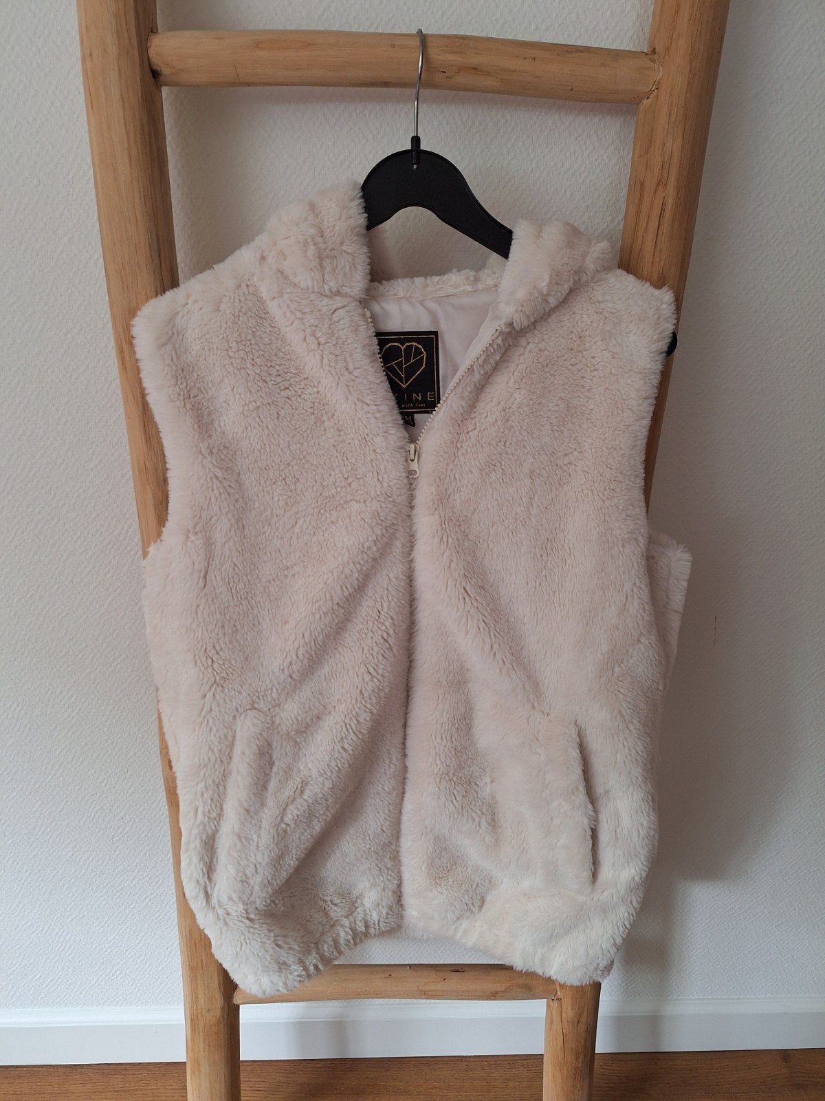 Zachte beige teddy bodywarmer met capuchon 164/170, Kinderen en Baby's, Ophalen of Verzenden, Zo goed als nieuw