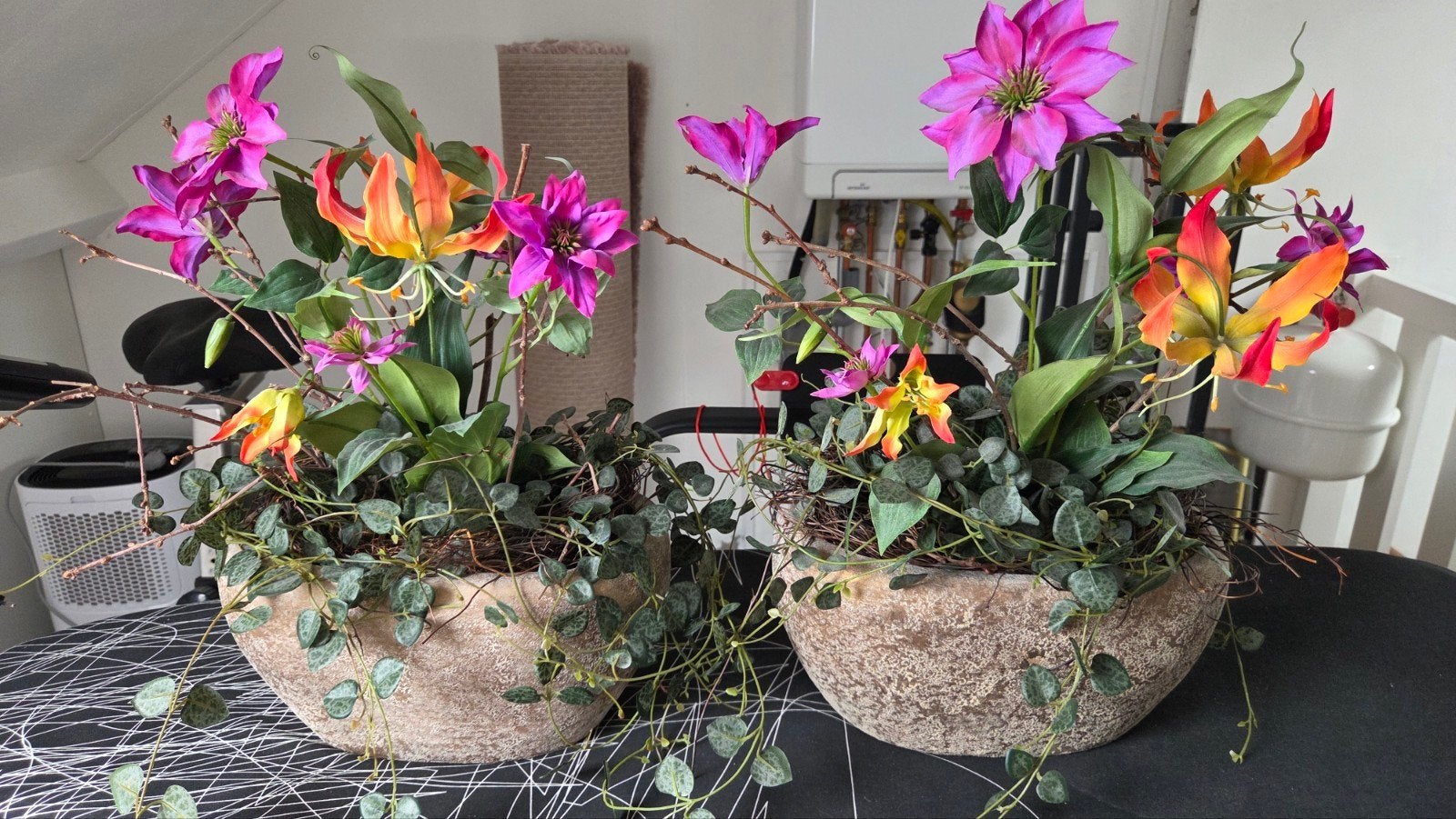 Opgemaakte stenen potten met kunstbloemen, Huis en Inrichting, Woonaccessoires | Kunstplanten en Kunstbloemen, Ophalen, Binnen