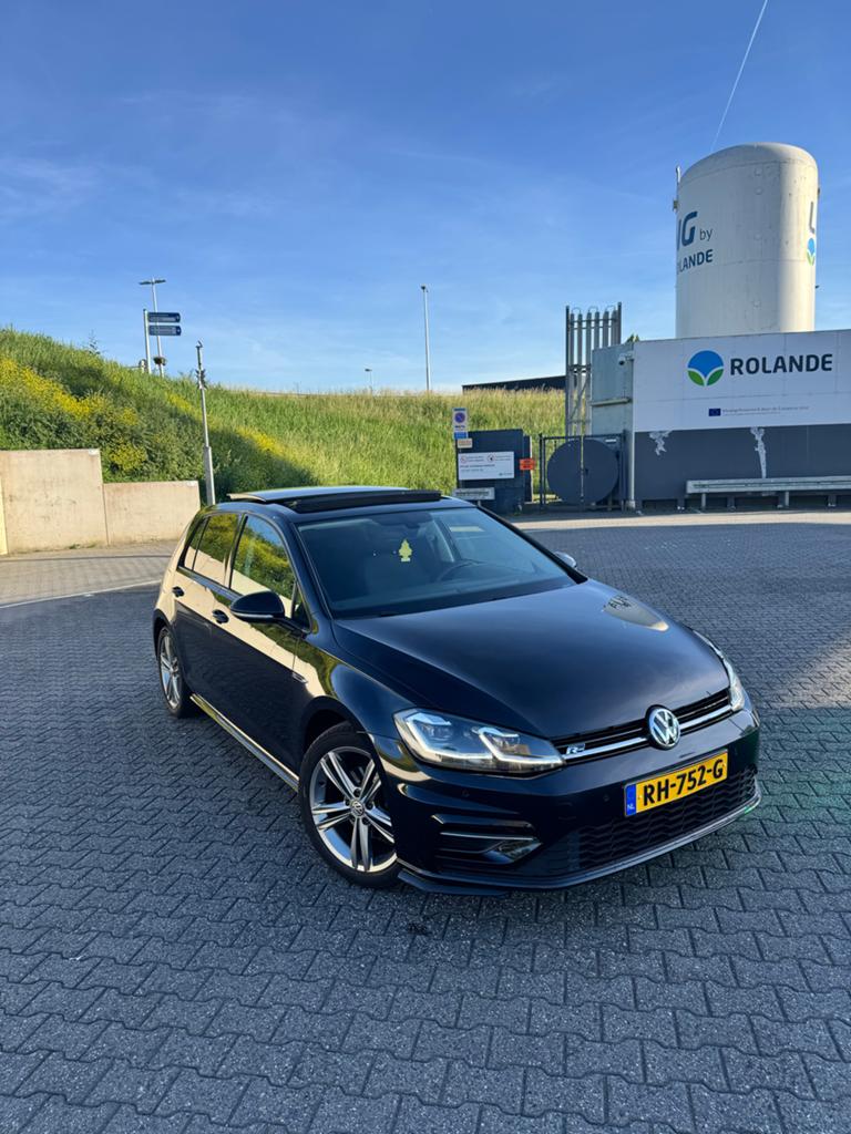 Volkswagen Golf 1.0 TSI 110pk 7-DSG 5D 2017 Zwart, Auto's, Stof, Zwart, 620 kg, Zwart