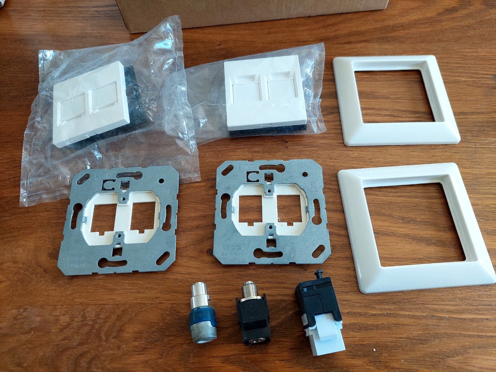 2x JUNG AS500 aansluitdoos coax/UTP smart TV + 2 afdekramen, Ophalen of Verzenden, Nieuw, Jung