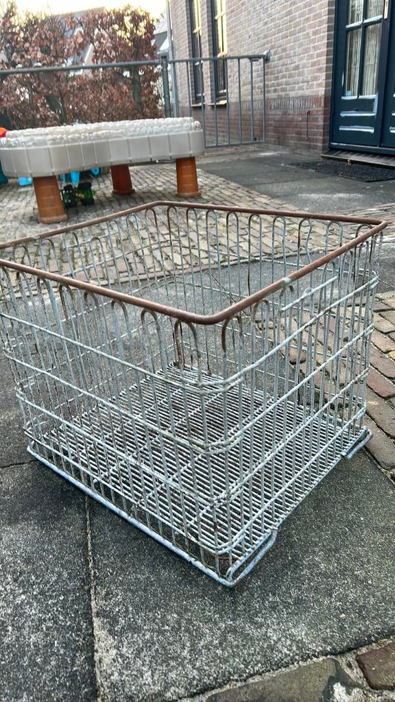 Industriële oude ijzeren bakkersmand, Ophalen