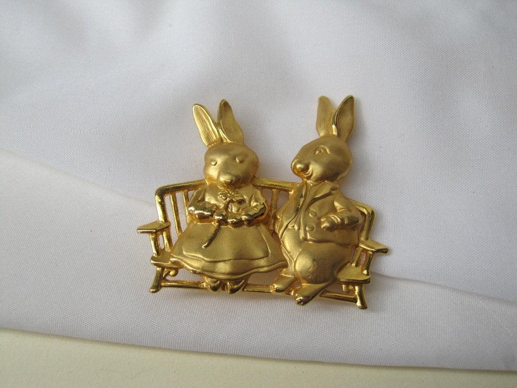 Broche /meneer mevrouw Konijn op bankje JJ, Verzenden, Zo goed als nieuw, Goud, Overige materialen
