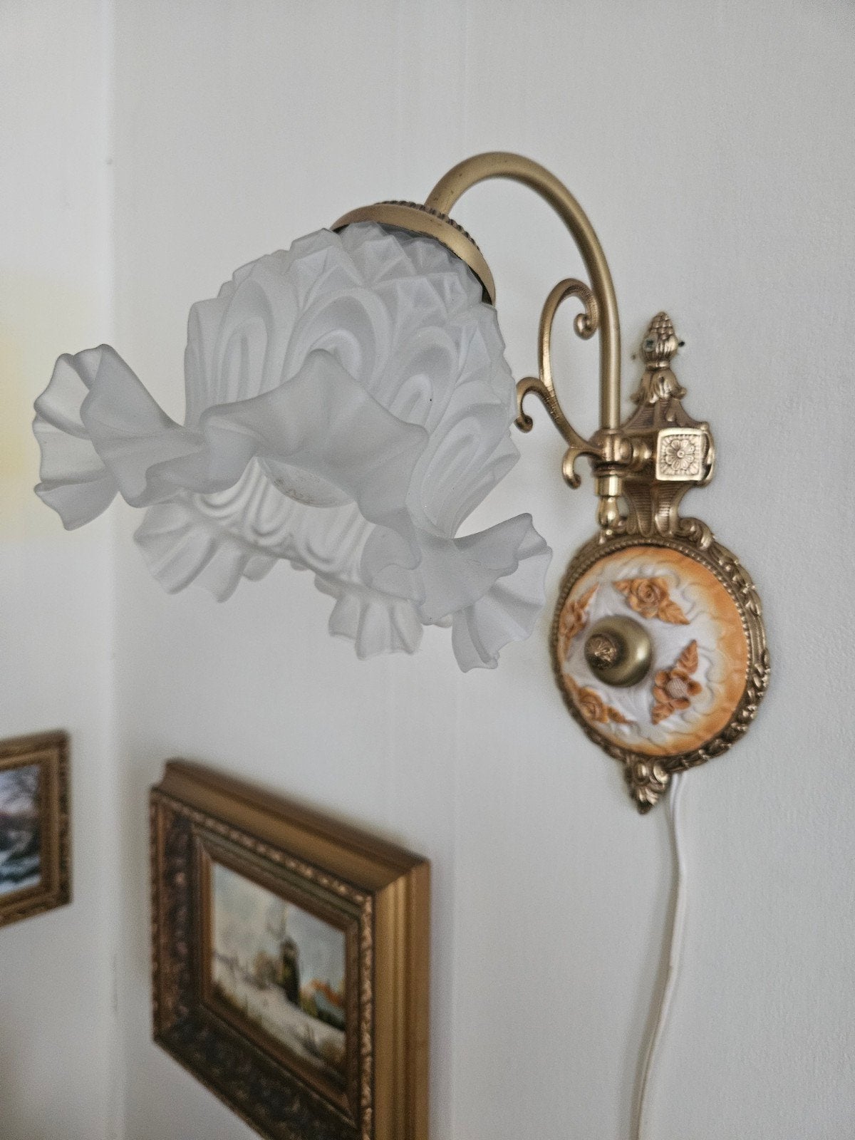 Brocante Wandlamp met Bloemdecoratie - Messing en Glas, Ophalen
