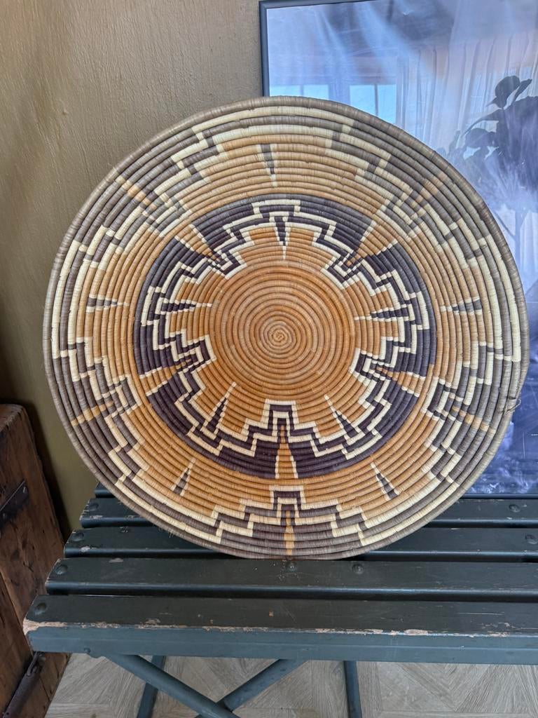 Grote handgeweven afrikaanse mand oeganda 56cm, Huis en Inrichting, Ophalen, Gebruikt, Rond, Riet