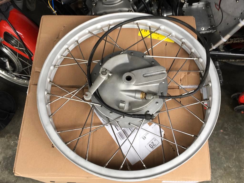 Ducati 250  / 450.   Voorwiel Borrani 18 “ 275euro, Ophalen of Verzenden, Gereviseerd
