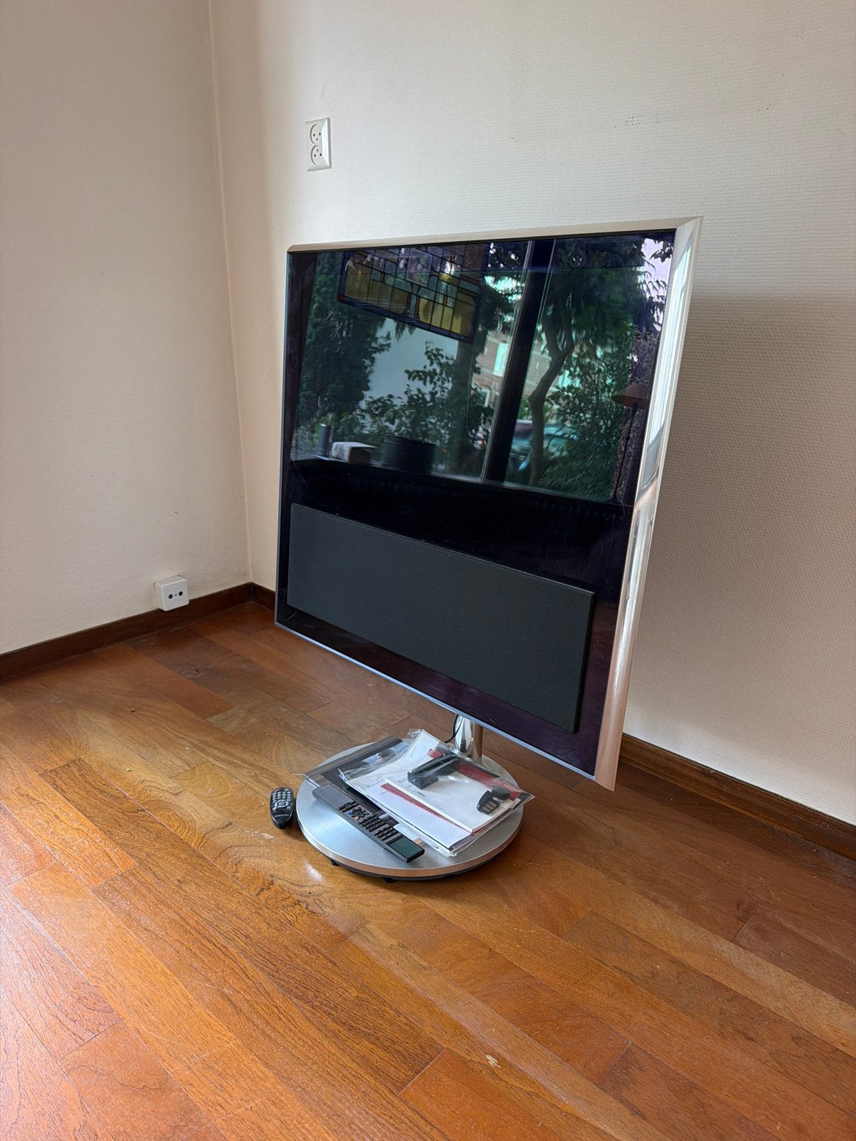 Bang & Olufsen BeoVision 10-32 met gemotoriseerde vloerstand, Gebruikt, LCD, 80 tot 100 cm, 100 Hz
