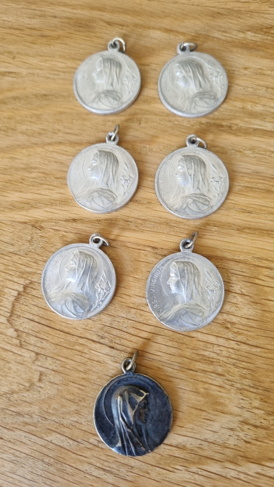 Vintage Maria Medailles - Lourdes Souvenirs (7 stuks), Verzamelen, Religie, Ophalen of Verzenden, Gebruikt, Sieraad, Christendom | Katholiek