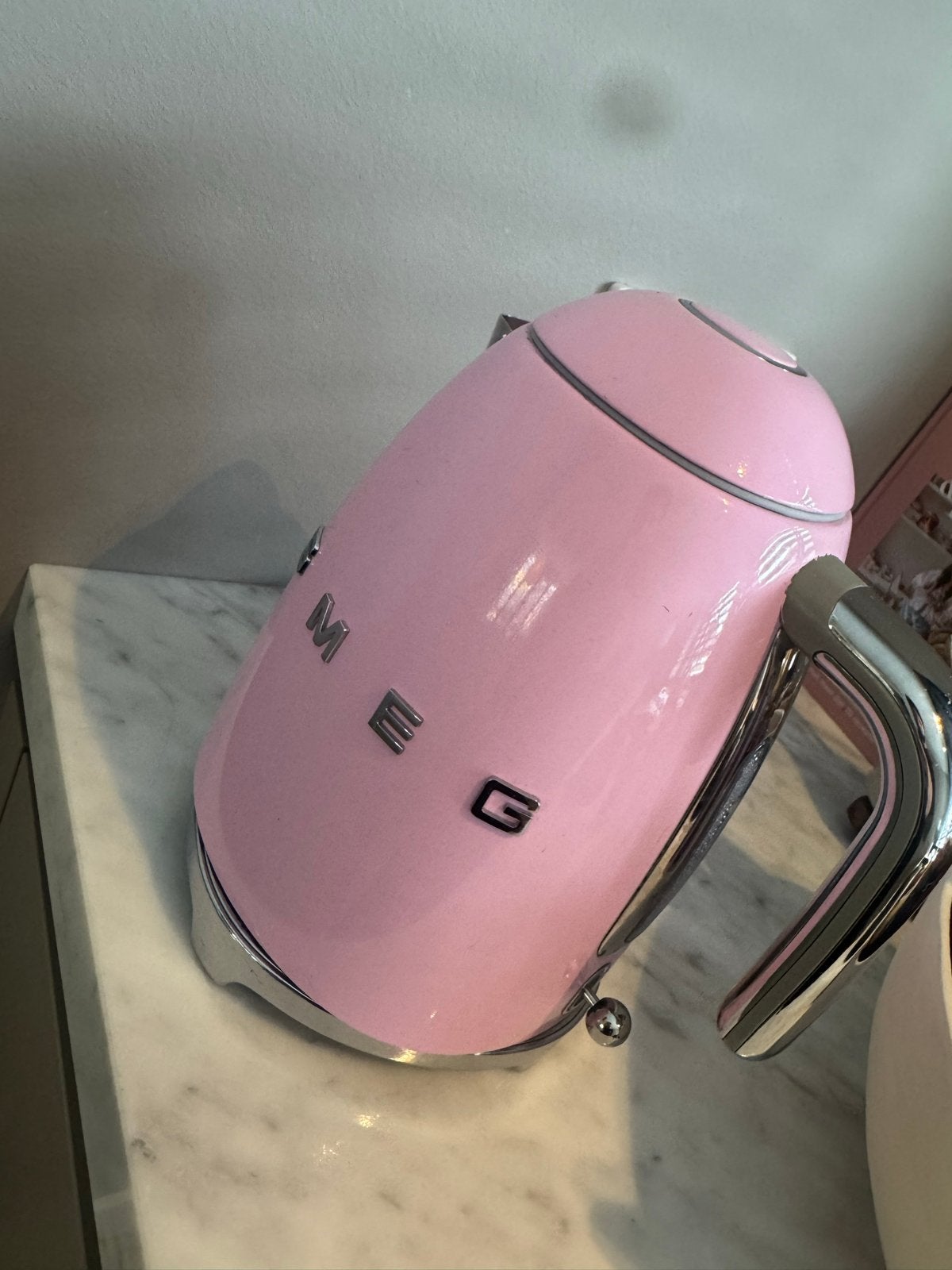 Smeg waterkoker roze - Stijlvol en functioneel, 1 tot 2 liter, Ophalen, Zo goed als nieuw, Rvs