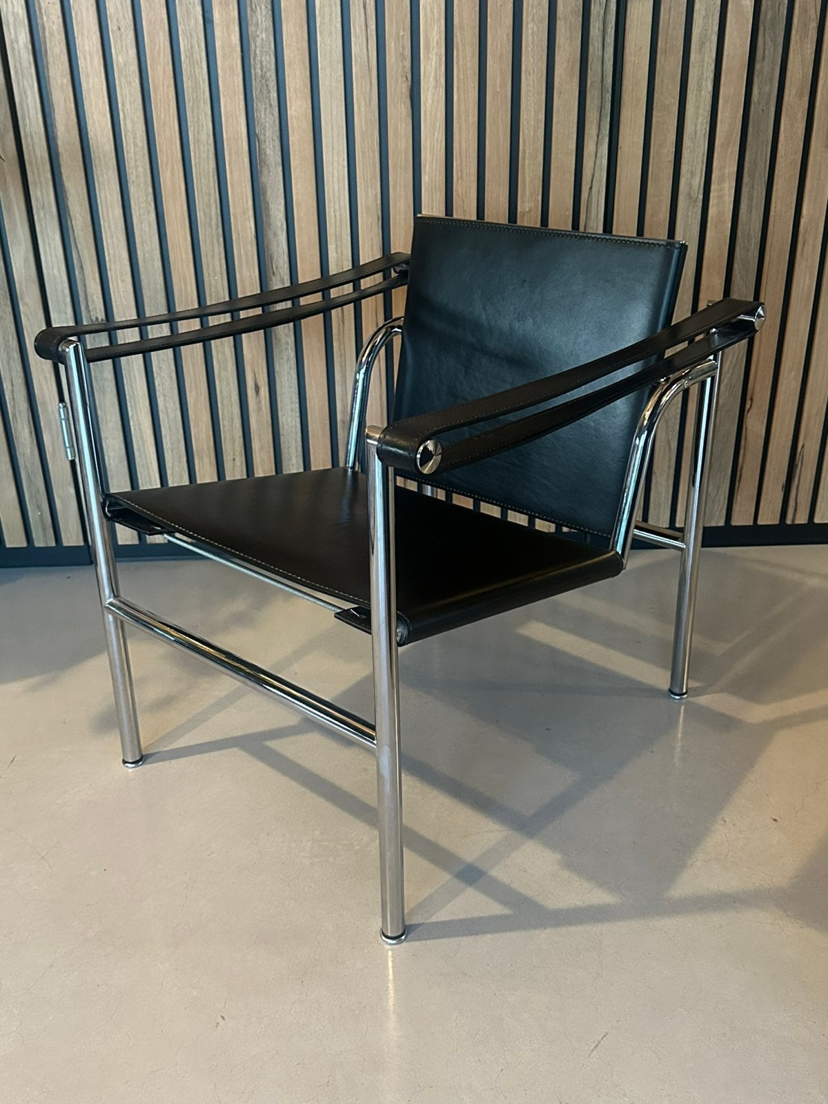 Cassina LC1 stoel Corbusier als nieuw, Ophalen, Zo goed als nieuw, 75 tot 100 cm, 50 tot 75 cm