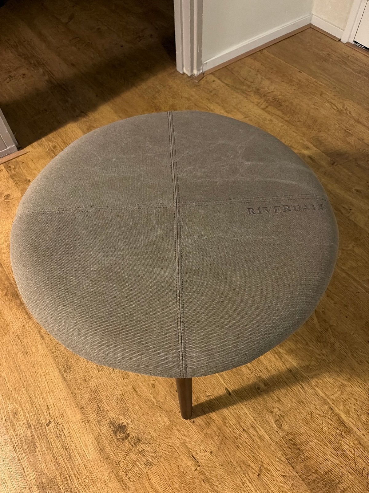 Riverdale poef/voetenbank - Rond, grijs met houten poten, Ophalen, Gebruikt, Rond, Minder dan 50 cm