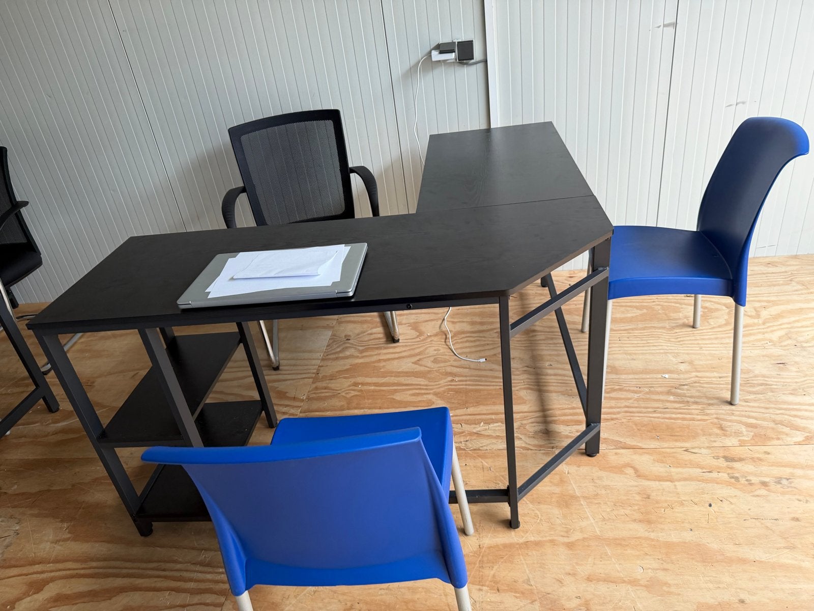 Bureaus met bureaustoelen, Huis en Inrichting, Bureaus, Ophalen, Zwart, Gebruikt, Hout
