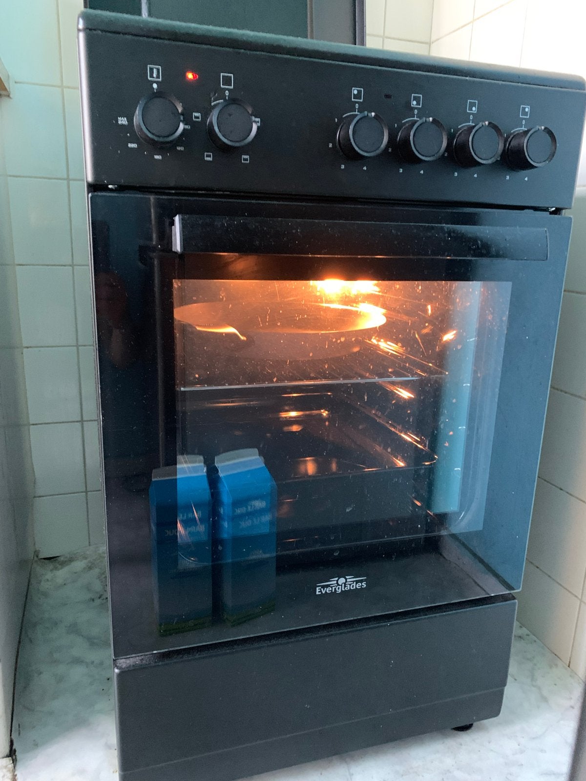 Zwart Vrijstaand Elektrisch Fornuis met Oven, Witgoed en Apparatuur, Fornuizen, 60 cm of meer, Grill, Zo goed als nieuw, Vrijstaand