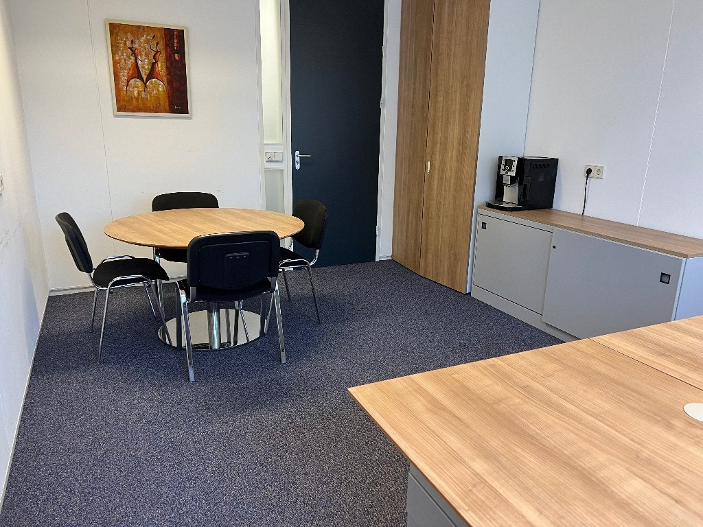Bureaus, kasten, stoelen, kantoorspullen, Ophalen