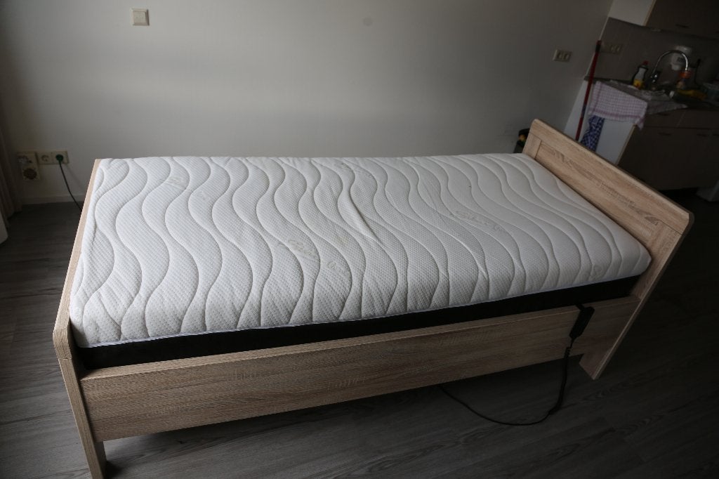 Eenpersoons bed 90X200 met elektrische lattenbodem, Huis en Inrichting, Ophalen, Verstelbaar, 90 cm, Eenpersoons