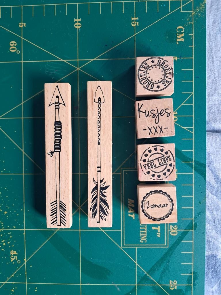 Stempels rubber op hout: pijlen, Kusjes, Groetjes, Veel Lief, Hobby en Vrije tijd, Stempelen, Ophalen of Verzenden, Gebruikt, Houten stempel