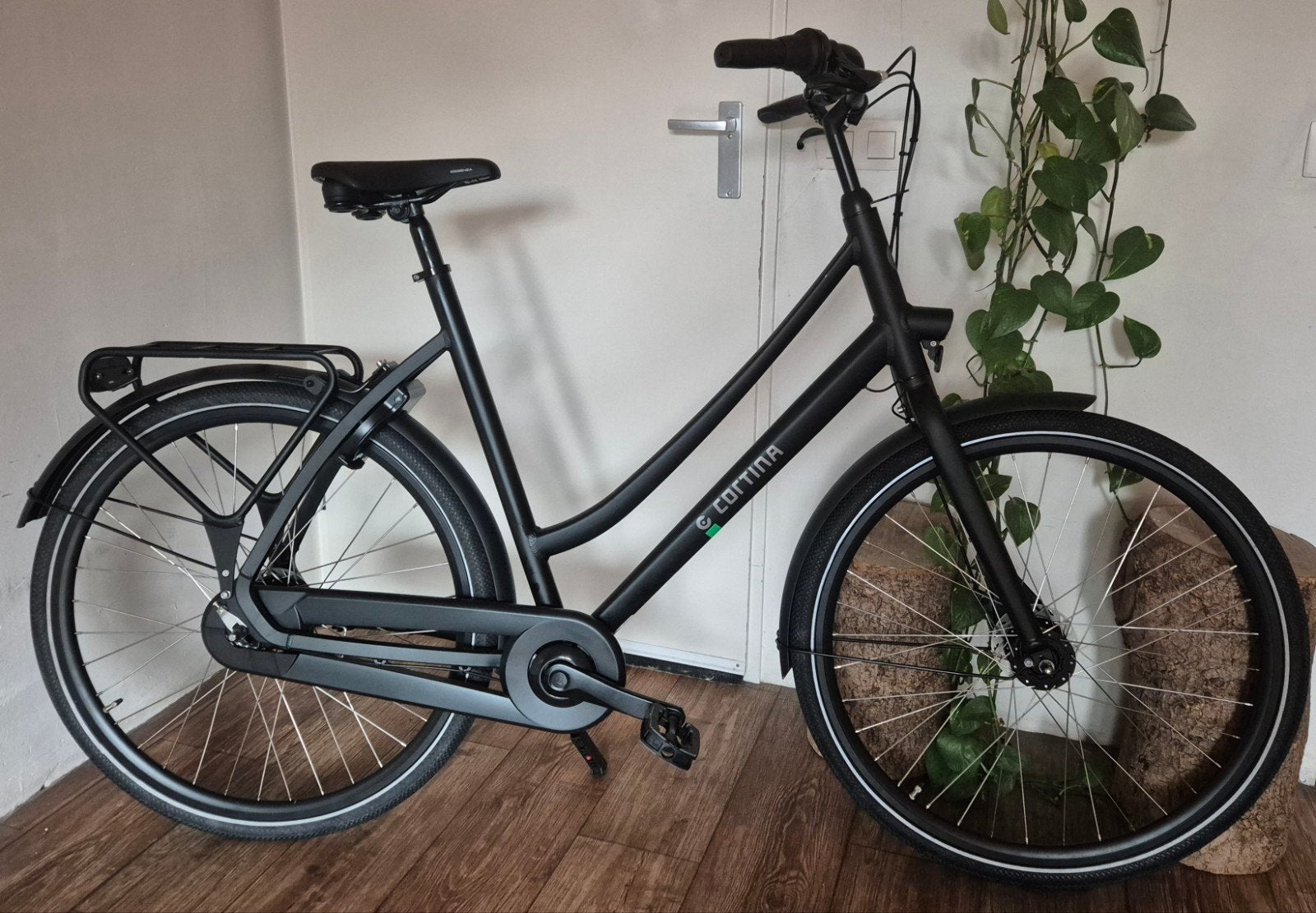 Matzwarte CORTINA TIDE Damesfiets || Nieuwstaat! N7, 56 cm of meer, Zo goed als nieuw, Trommelrem, Ophalen