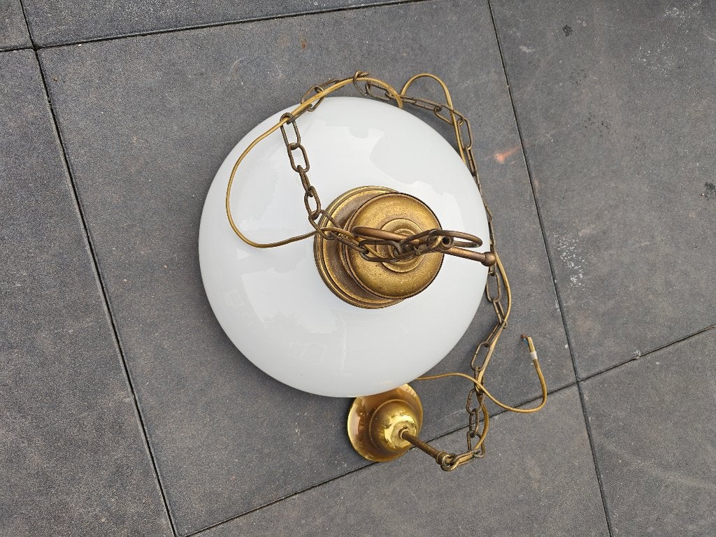 Antieke hanglamp (37 cm) met opaline glas en messing ketting, Ophalen