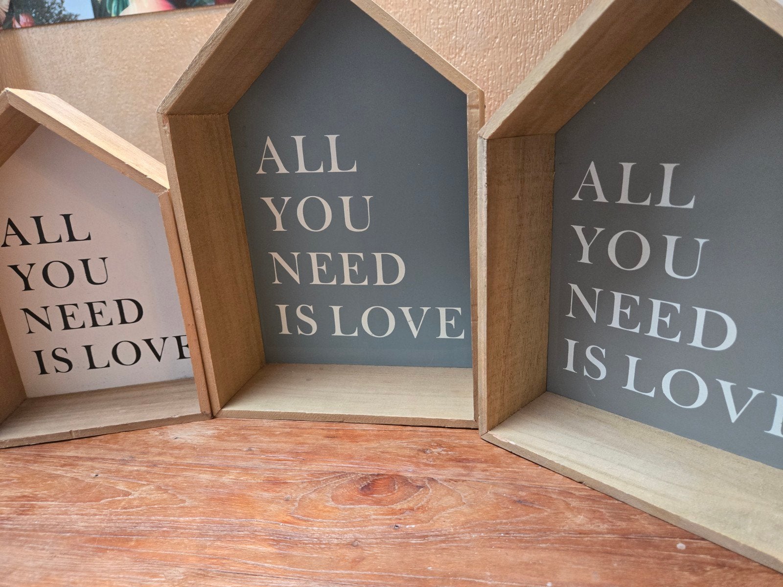 Decoratieve Houten Huisjes: All you need is Love. 3 stuks., Ophalen of Verzenden, Zo goed als nieuw
