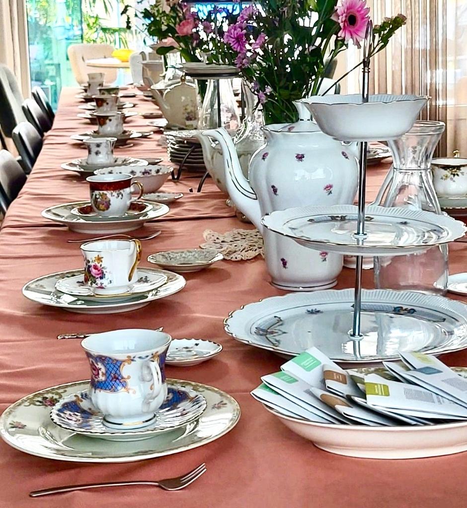 Servies te huur voor High Tea, bloemen, chic, gouden randjes, Ophalen