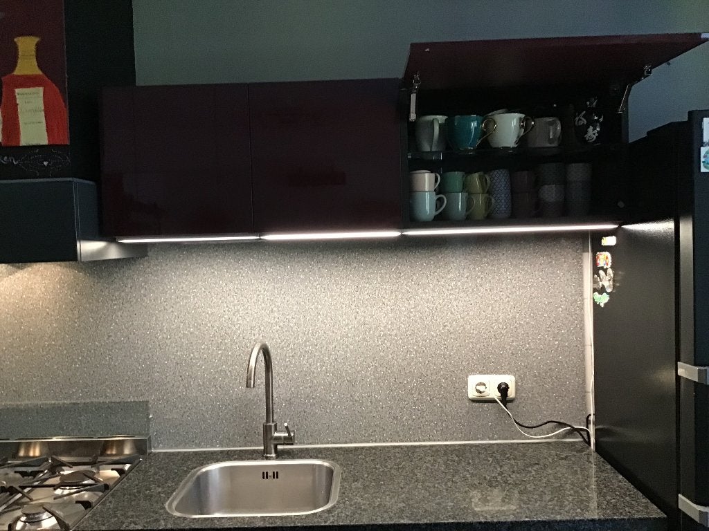 Foto 10 van Nette antraciet/rode keuken met toebehoren!