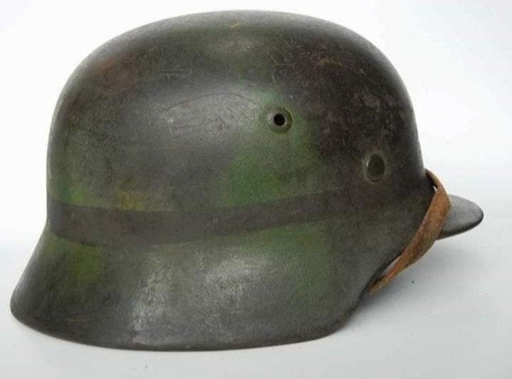 Duitse M35 Camo Helm WH Heer 1 Plaatje Compleet Kinriem, Verzamelen, Ophalen of Verzenden, Landmacht, Duitsland, Helm of Baret