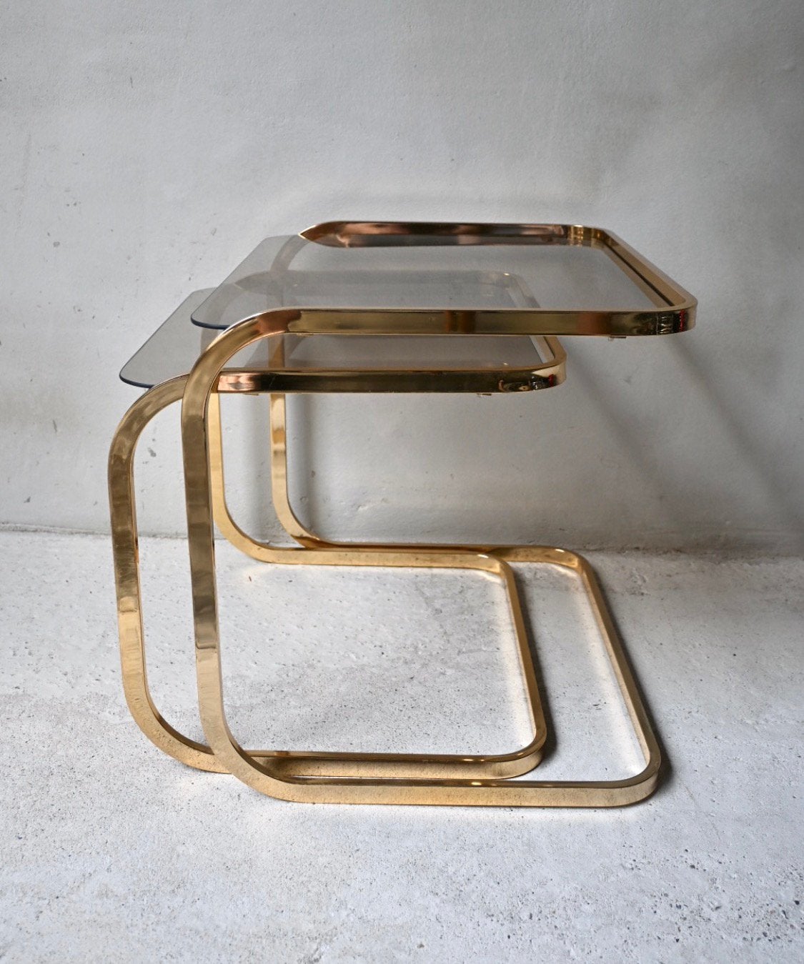 Vintage messing bijzettafels rookglas stijl Milo Baughman, Minder dan 45 cm, Minder dan 55 cm, Milo Baughman, Ophalen of Verzenden