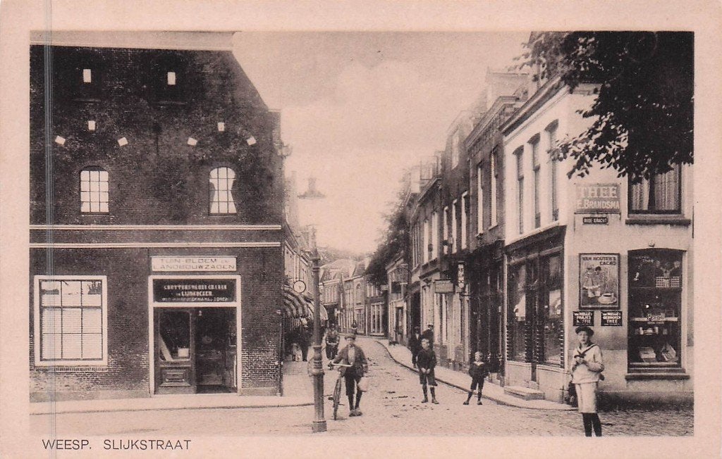 Weesp - Slijkstraat m. winkels en veel mensen, Ophalen of Verzenden, Voor 1920, Ongelopen, Noord-Holland