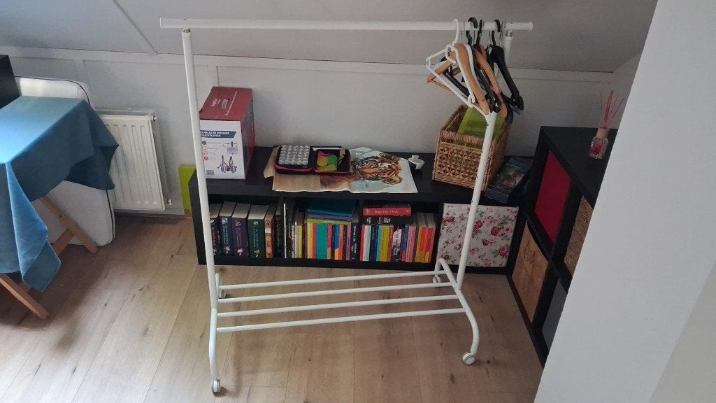 Twee stuks Ikea Rigga Kledingrekken (wit), Ophalen, Met wielen, Zo goed als nieuw