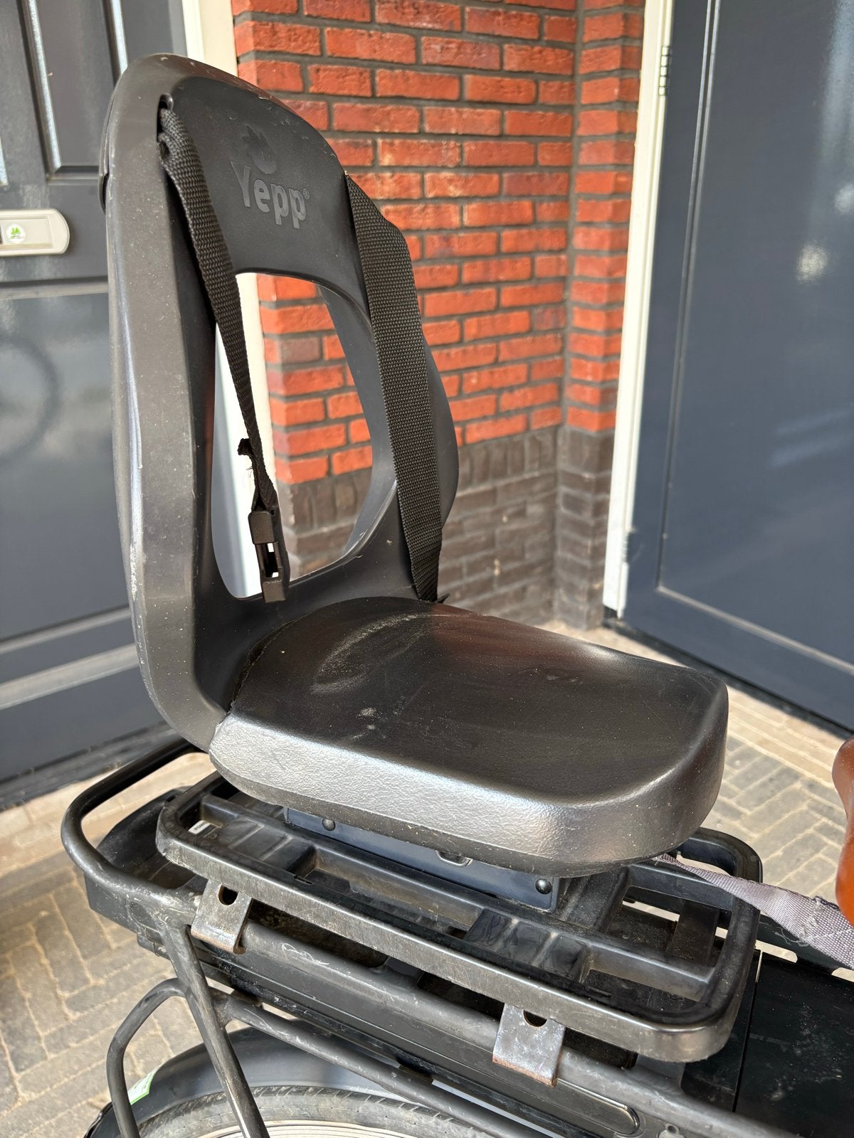 Yepp Junior fietszitje met voetsteuntjes en adapter, Ophalen, Achterzitje, 22 t/m 36 kg, Gebruikt