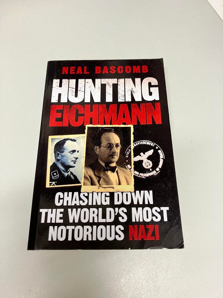 Hunting Eichmann Neal Bascomb, Ophalen of Verzenden, Tweede Wereldoorlog, Gelezen, Algemeen