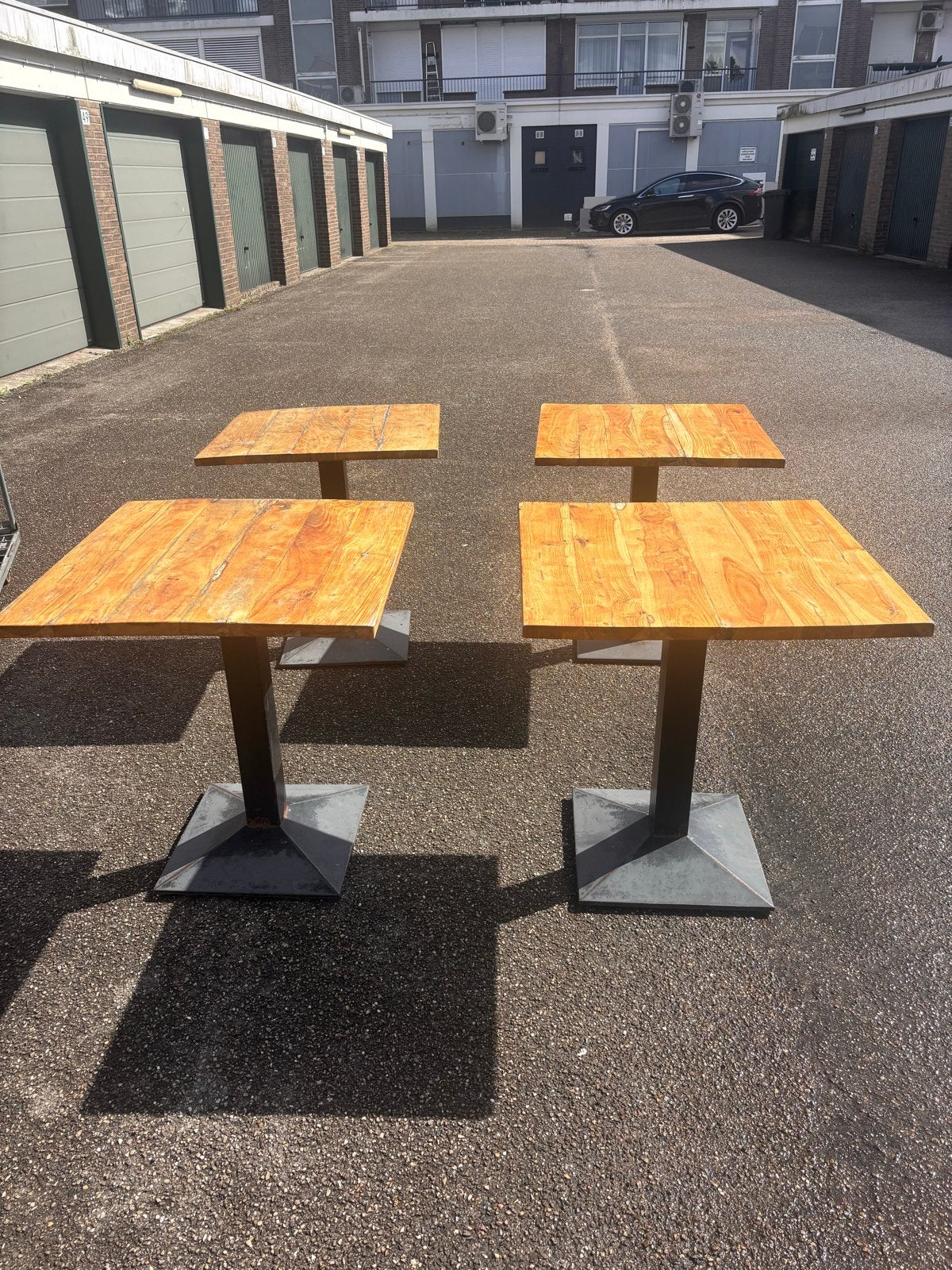 Houten terrastafels met metalen onderstel, Ophalen, Gebruikt, Vierkant, Tot twee personen