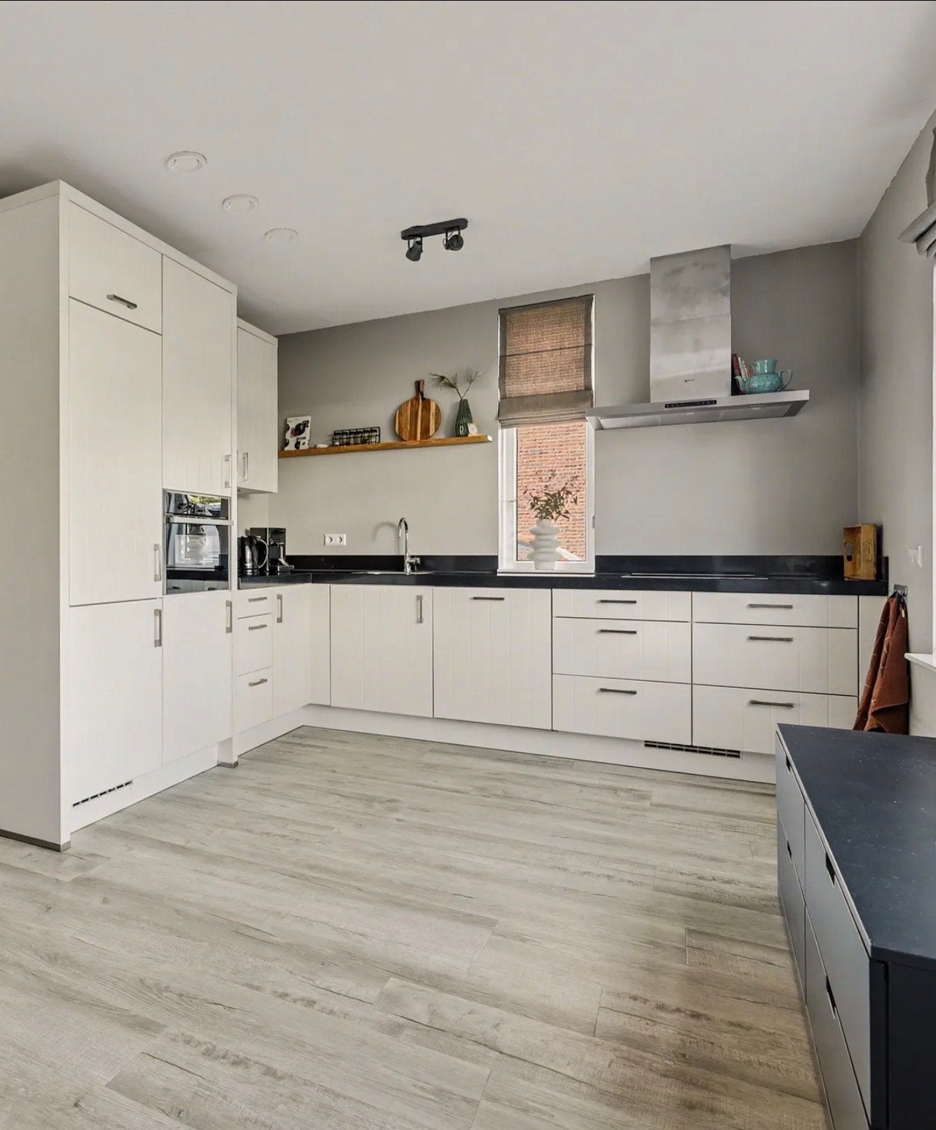 Moderne hoekkeuken (2019) met inbouwapparatuur, Ophalen, Wit, Hoekkeuken, Zo goed als nieuw