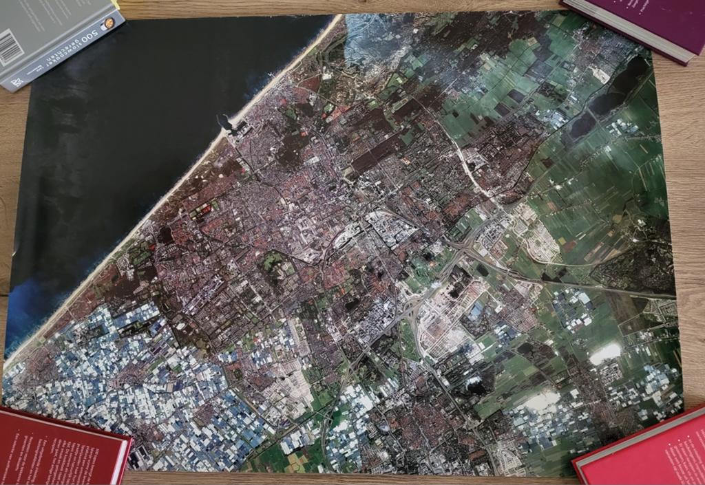 Luchtfoto Den Haag - 71x51 cm, Ophalen of Verzenden, 1800 tot 2000, Nederland, Landkaart