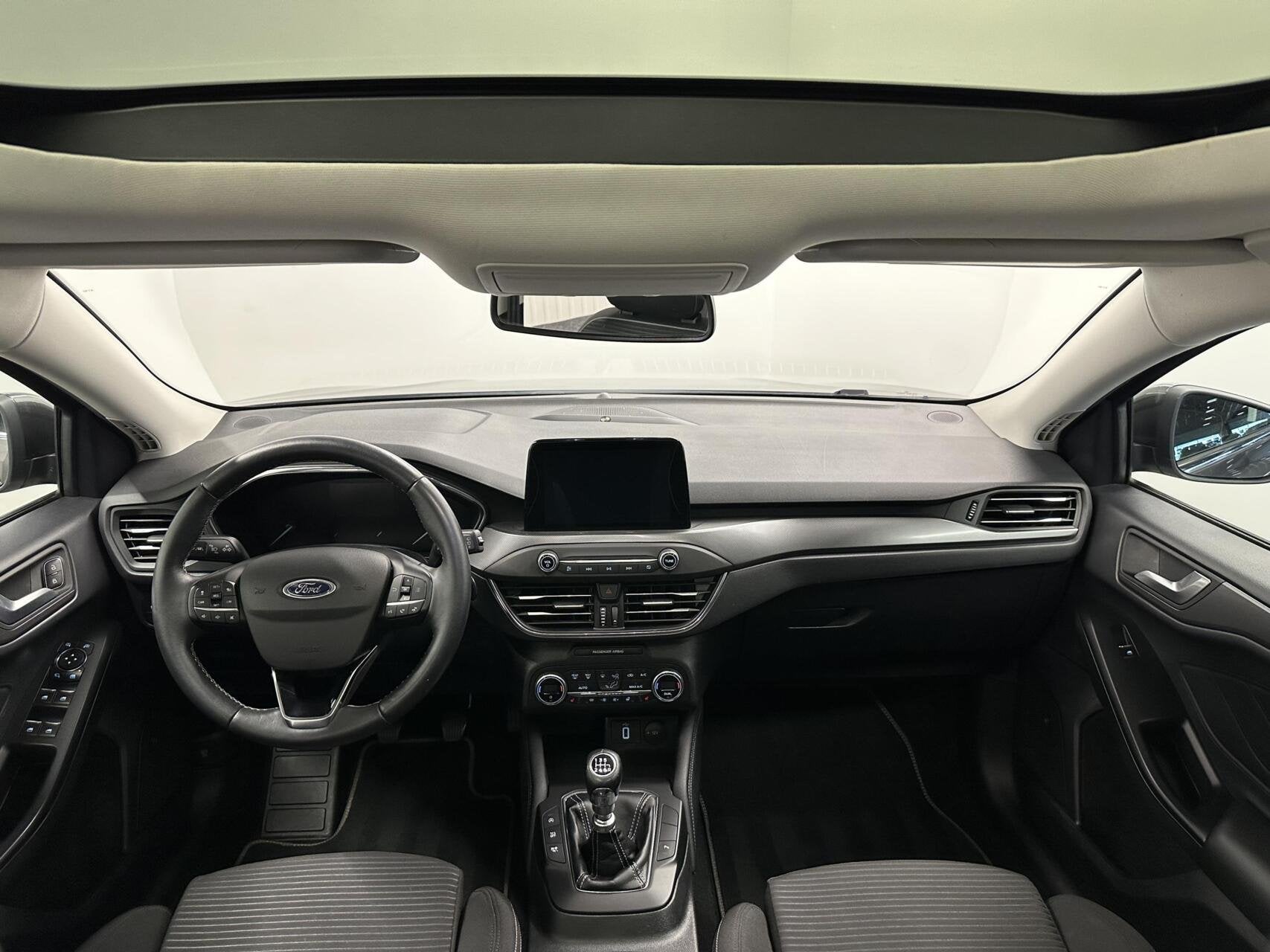Ford Focus Wagon 1.0 EcoBoost Titanium Business PANO TREKHAA, Auto's, Gebruikt, Automatische klimaatregeling, 1283 kg, Origineel Nederlands