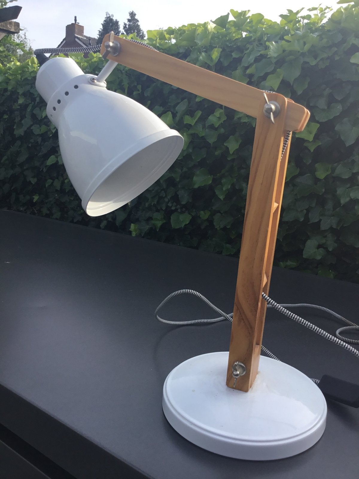 Verstelbare bureaulamp met houten arm en witte kap, Bureaulamp, Verstelbaar, E14 (klein), Wit