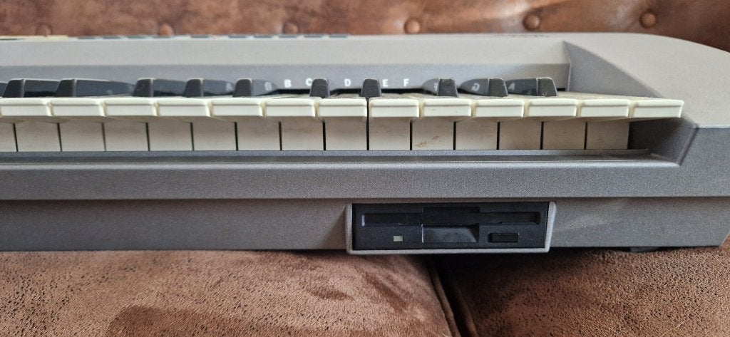 Korg IS40, Ophalen, Korg, Midi-aansluiting, 61 toetsen