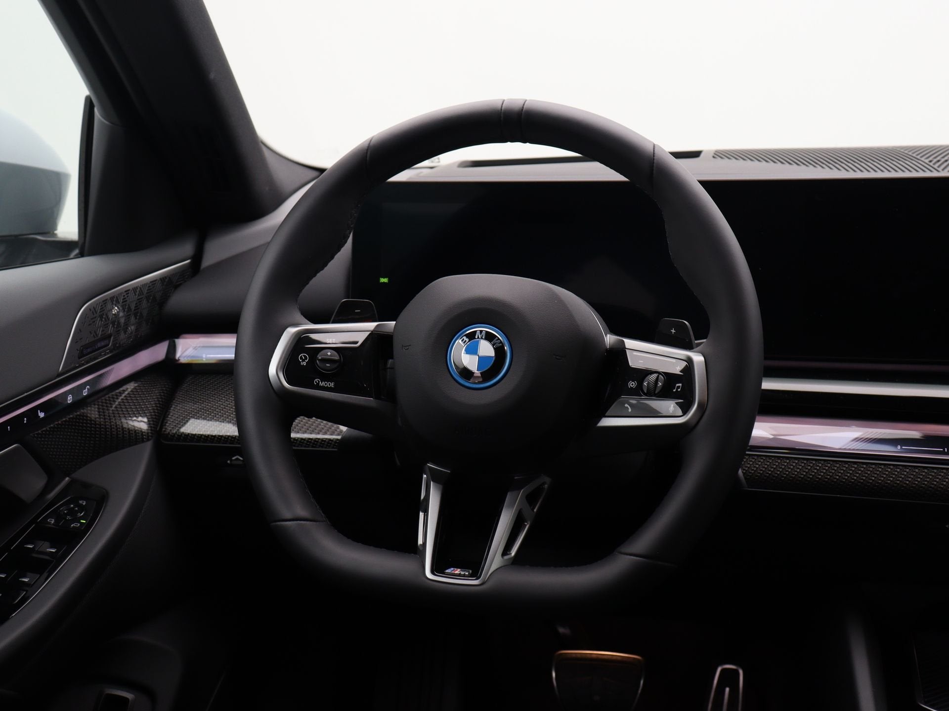 BMW 5 Serie 550e Touring xDrive (bj 2026, automaat), Auto's, BMW, Automaat, Gebruikt, Zwart, Met garantie (alle)