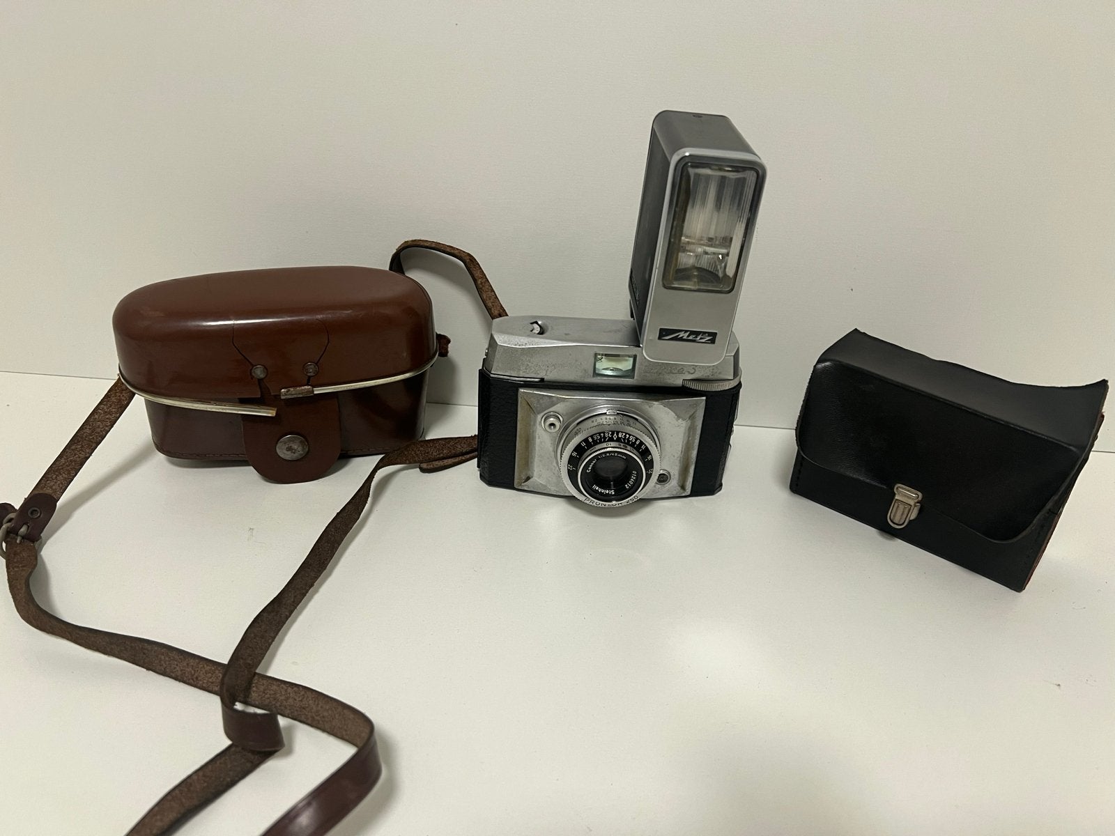 Vintage Ferrania Elio camera met flitser en leren tasjes, Ophalen, Gebruikt, Compact, Overige Merken