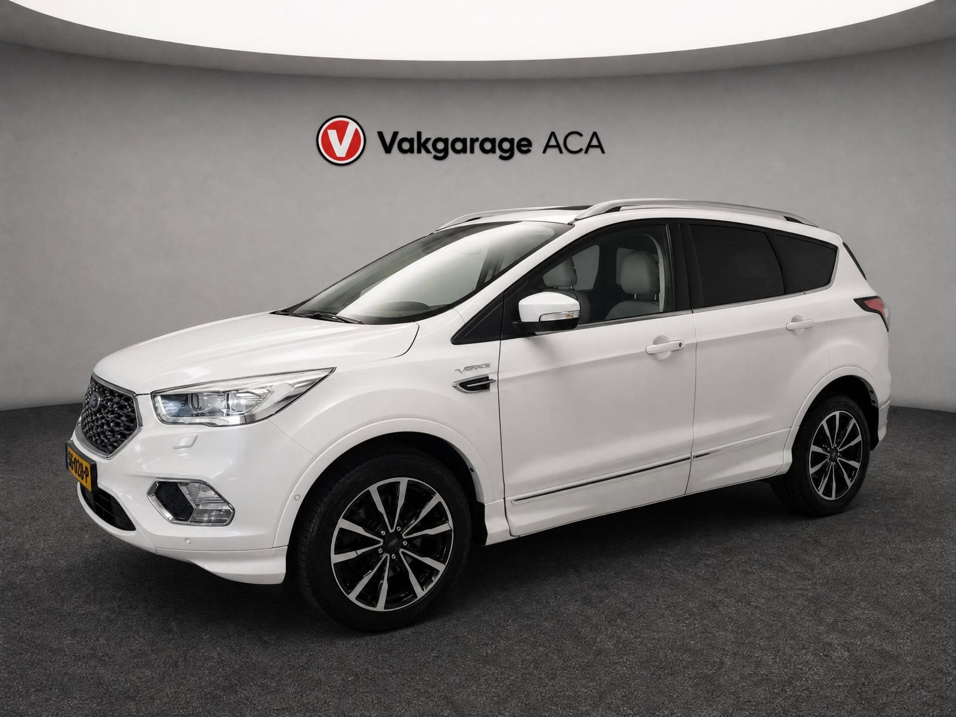 Ford Kuga 1.5 EcoBoost Vignale // PANO // CAMERA // TREKHAAK, Auto's, Automaat, Euro 6, 4 cilinders, 1850 kg