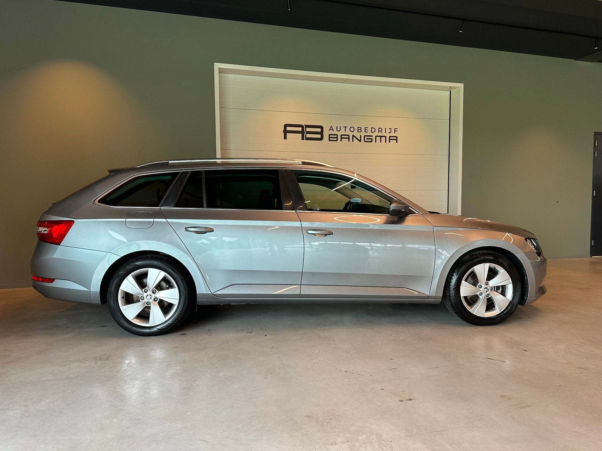 Skoda Superb Combi 1.4 TSI ACT AMBITION BUSINESS-uitv|NAVIGA, Voorwielaandrijving, Dealer onderhouden, Stof, Gebruikt