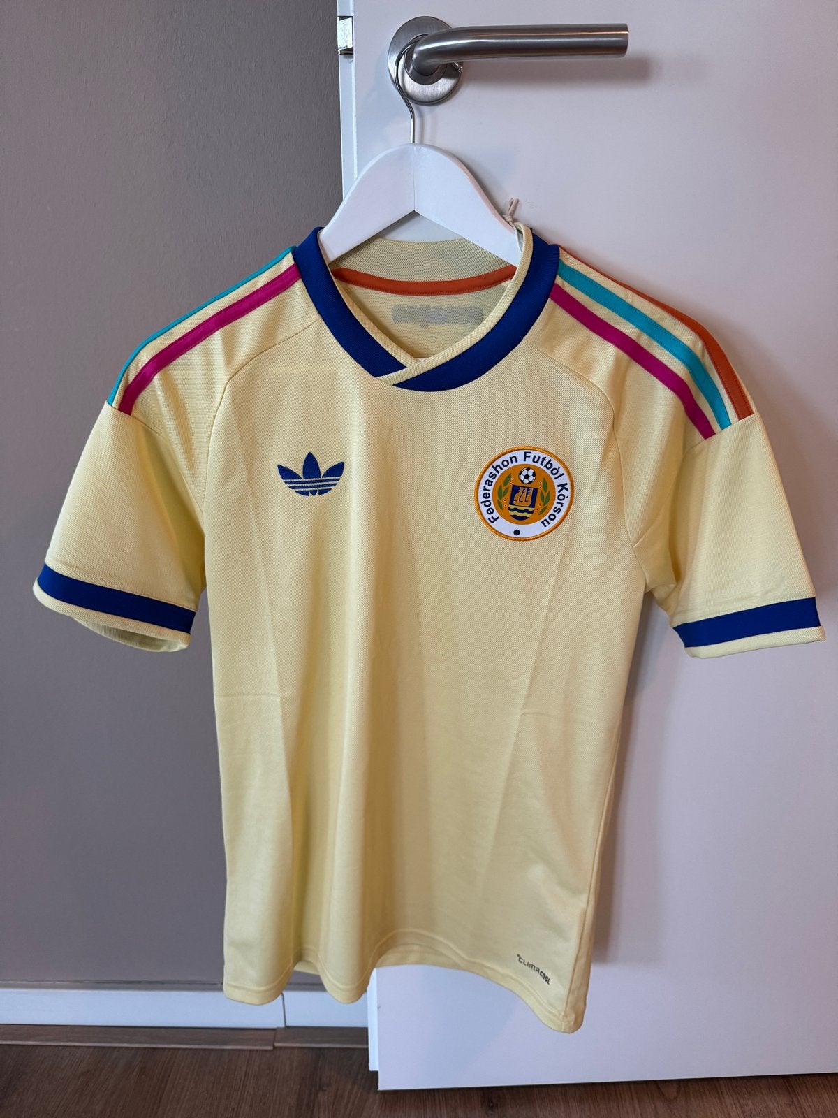 Adidas Curaçao uit Voetbalshirt - Geel - Maat S - officieel, Kleding | Heren, Sportkleding, Geel, Nieuw, Ophalen of Verzenden